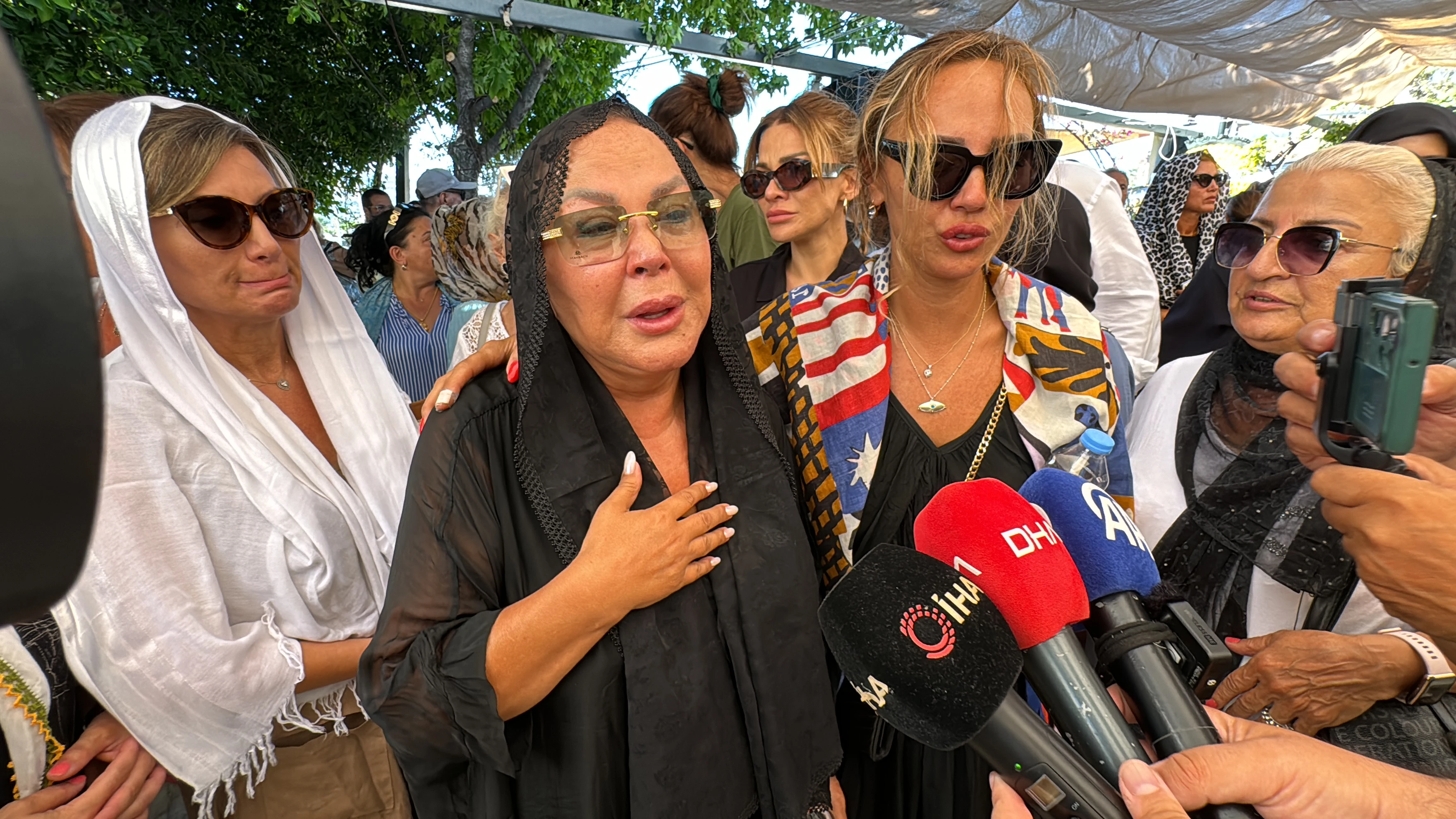 aa 20240728 35255334 35255330 sanatci safiye soymanin vefat eden oglu harun akaroz bodrumda topraga verildi