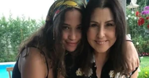 Nilüfer'in kızı Ayşe Nazlı evliliğe ilk adımı attı! Sürpriz nişan karelerine beğeni yağdı 6 1200x627 unlu sarkici nilufer 4 aylikken evlat edinmisti ayse nazli annesinin dogum gununu bu duygusal sozlerle kutladi 1654019796458