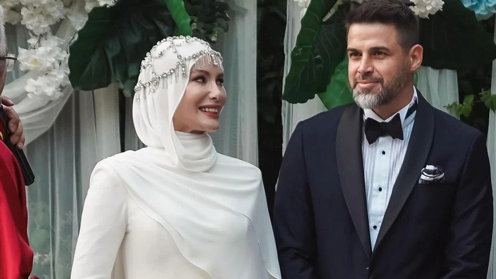 Çiçeği burnunda çift kalpleri ısıttı! Gamze Özçelik ve eşi Reshad Strik Hazreti Hatice Külliyesi'nde çiçek ekti 7 cicegi burnunda cift kalpleri isitti gamze ozcelik ve esi reshad strik hazreti hatice kulliyesi nde cicek ekti