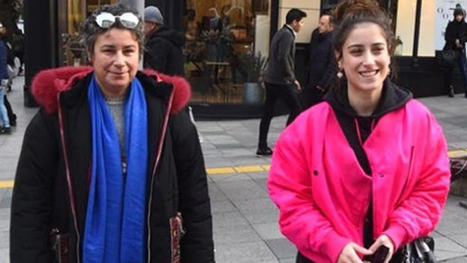 Hazal Kaya’nın annesi kiracısıyla tartıştı! "5 bin az! 15 bin lira isterim" 3 hazal kayanin annesi kiracisiyla tartisti 5 bin az 15 bin lira isterim