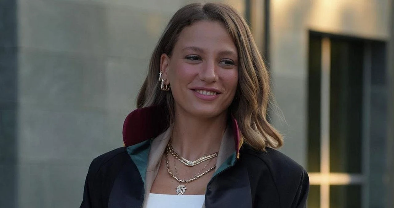 Kısa saçlarıyla gündem olmuştu! Serenay Sarıkaya'nın yeni stiliyle ilgili detay şaşırttı 13 kisa saclariyla gundem olmustu serenay sarikaya nin yeni stiliyle ilgili detay sasirtti