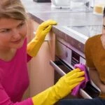 Fırın camını temizlerken aman dikkat! Yemeğe sinebilir