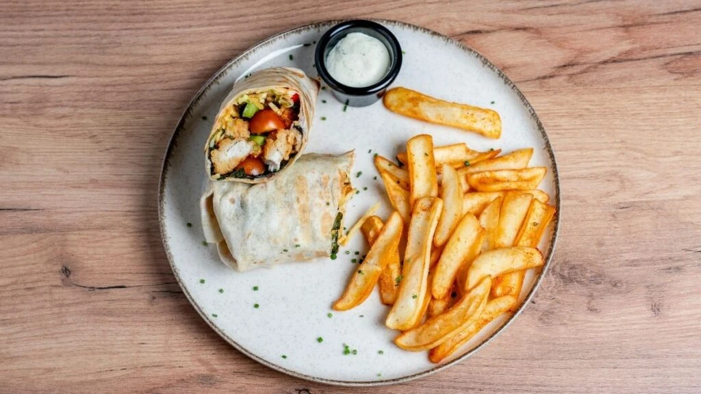 Sürekli aynı akşam yemeğinden sıkılanlar için muhteşem tarif! Evde tavuk dürüm