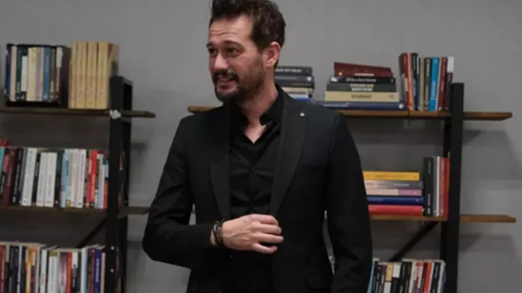 Burak Serdar Sanaldan sevgilisi Ayca Ongule romantik evlilik teklifi Pozlarina begeni yagdi