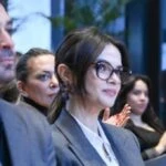 Bakan Ersoy’un katıldığı davette Sinem Ünsal damga vurdu! Önce bacak bacak üstüne attı sonra...