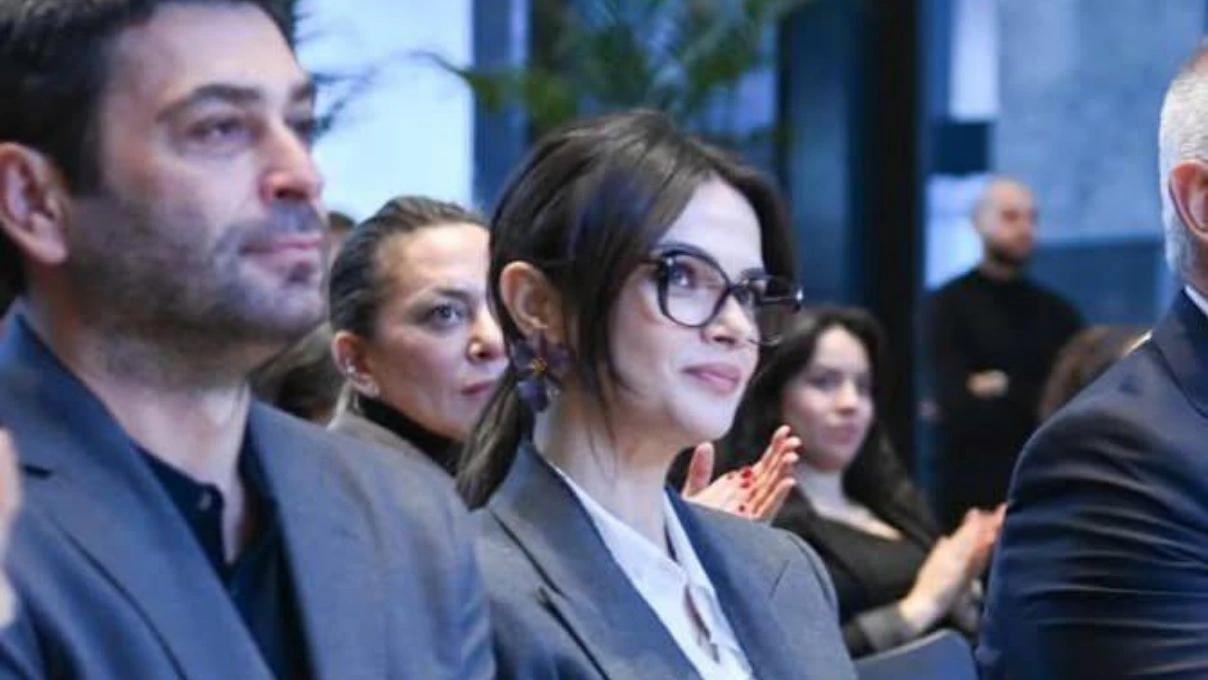 Bakan Ersoy’un katıldığı davette Sinem Ünsal damga vurdu! Önce bacak bacak üstüne attı sonra...