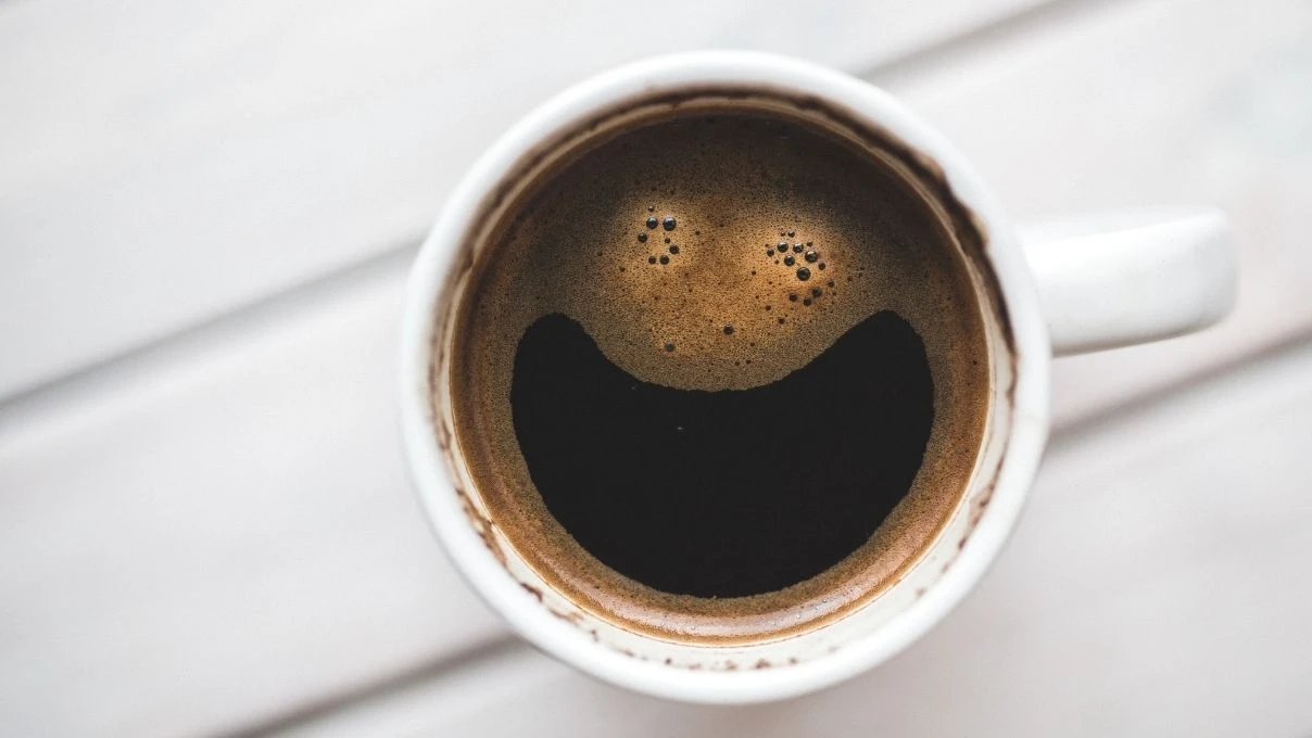 Kahve lekesi kalmış bardaklara son! Sakın çamaşır suyu kullanmayın