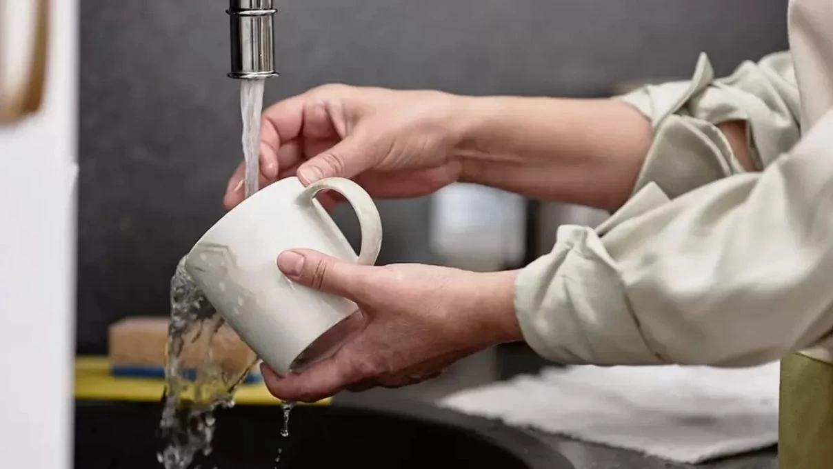 Kahve lekesi kalmış bardaklara son! Sakın çamaşır suyu kullanmayın