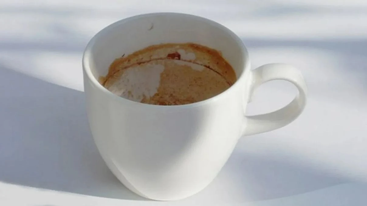 Kahve lekesi kalmış bardaklara son! Sakın çamaşır suyu kullanmayın