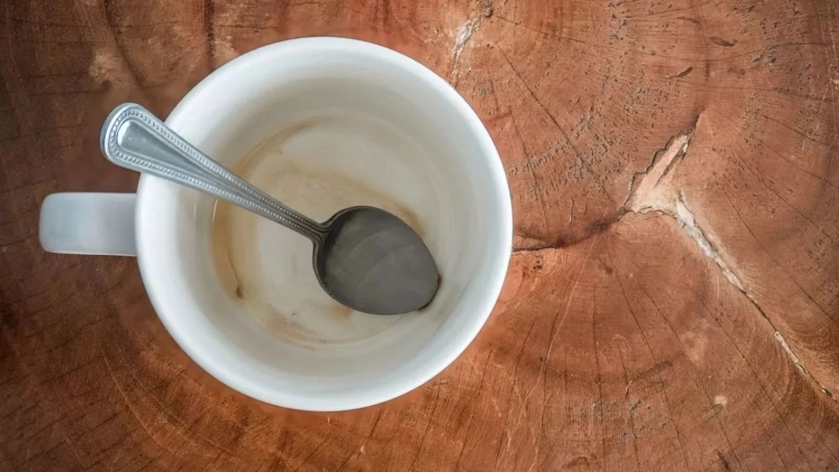 Kahve lekesi kalmış bardaklara son! Sakın çamaşır suyu kullanmayın