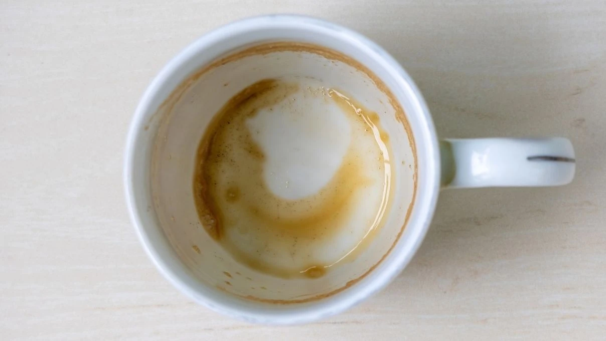 Kahve lekesi kalmış bardaklara son! Sakın çamaşır suyu kullanmayın