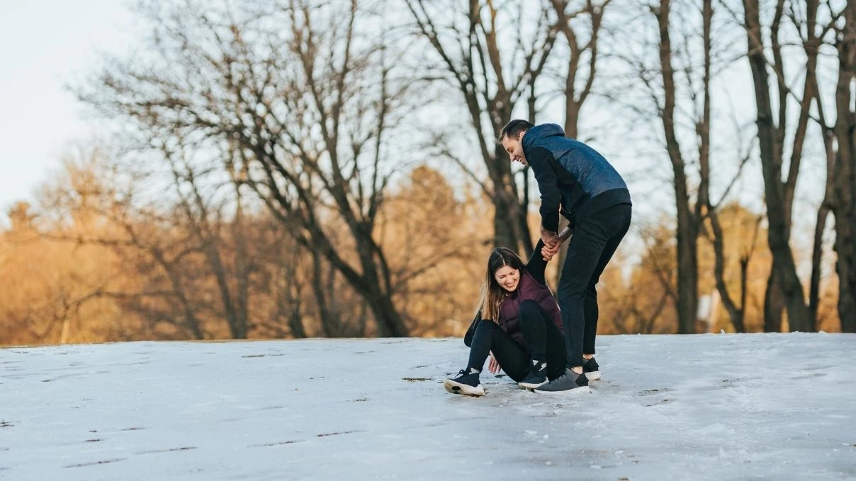 Kış aylarında kayarak düşme vakalarına son! Basit önlemler hayat kurtarıyor