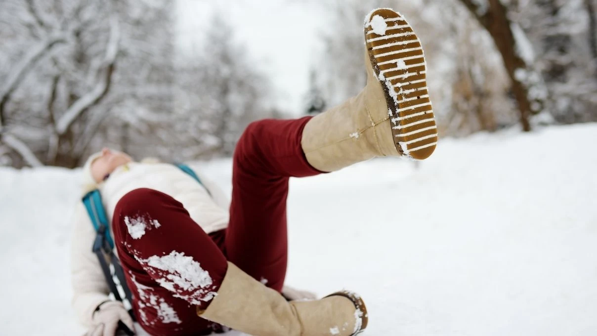 Kış aylarında kayarak düşme vakalarına son! Basit önlemler hayat kurtarıyor