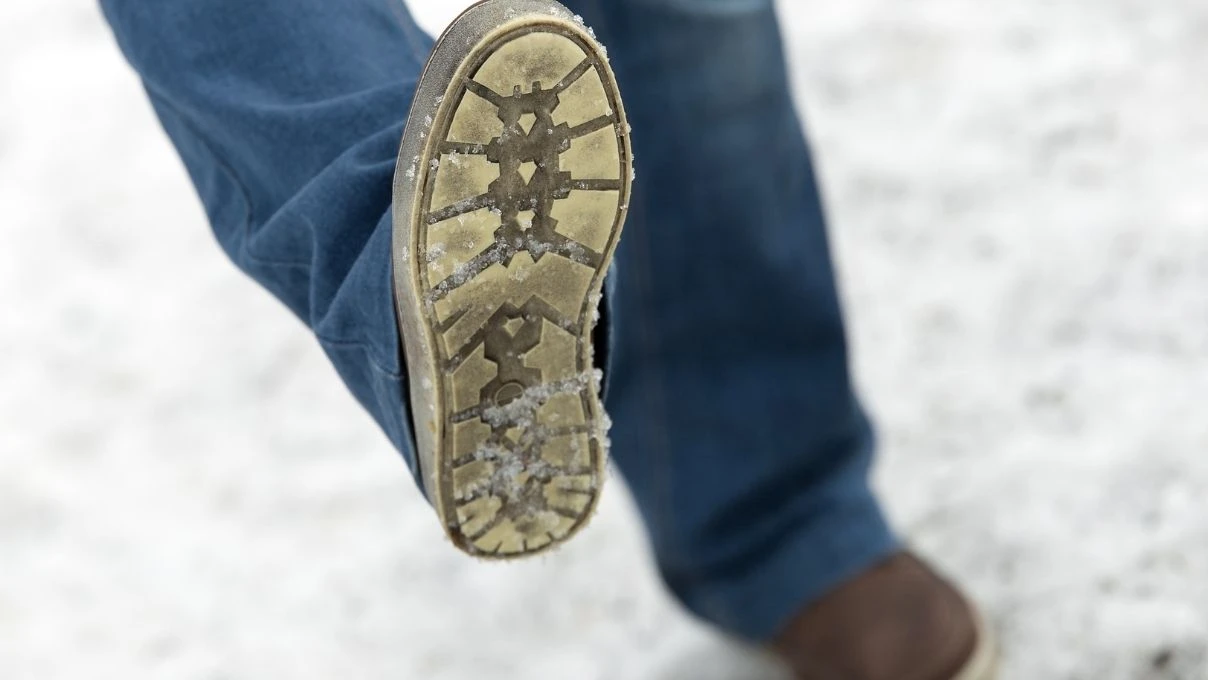 Kış aylarında kayarak düşme vakalarına son! Basit önlemler hayat kurtarıyor