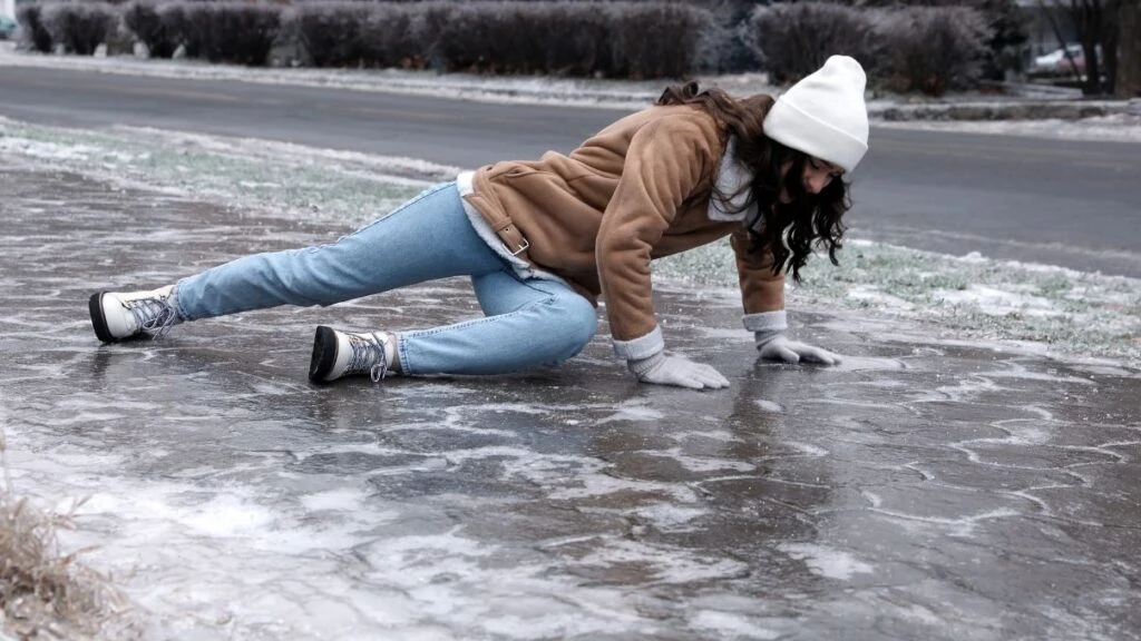 Kış aylarında kayarak düşme vakalarına son! Basit önlemler hayat kurtarıyor