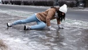 Kış aylarında kayarak düşme vakalarına son!