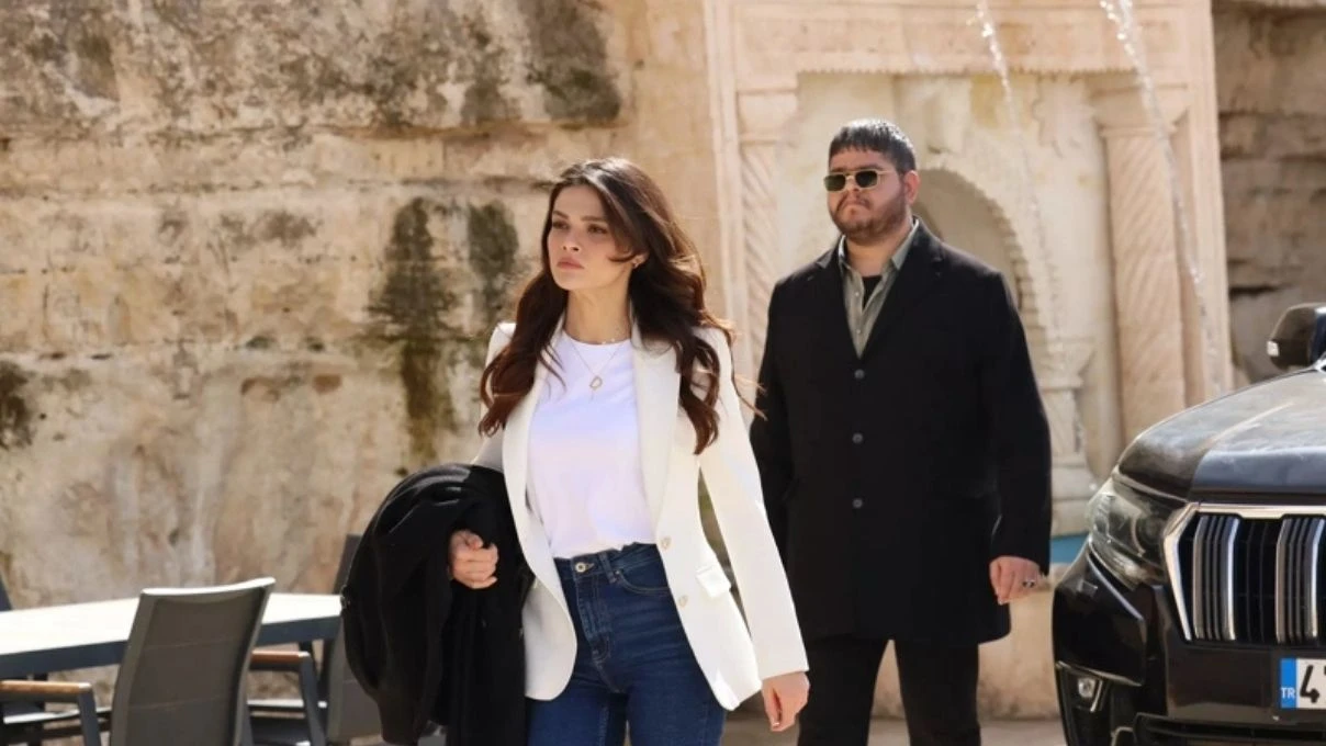 Uzak Şehir dizisinin senaryosu ile yıllar öncesine ait çıktı! Sosyal medyada gündem olan paylaşım dikkat çekti 