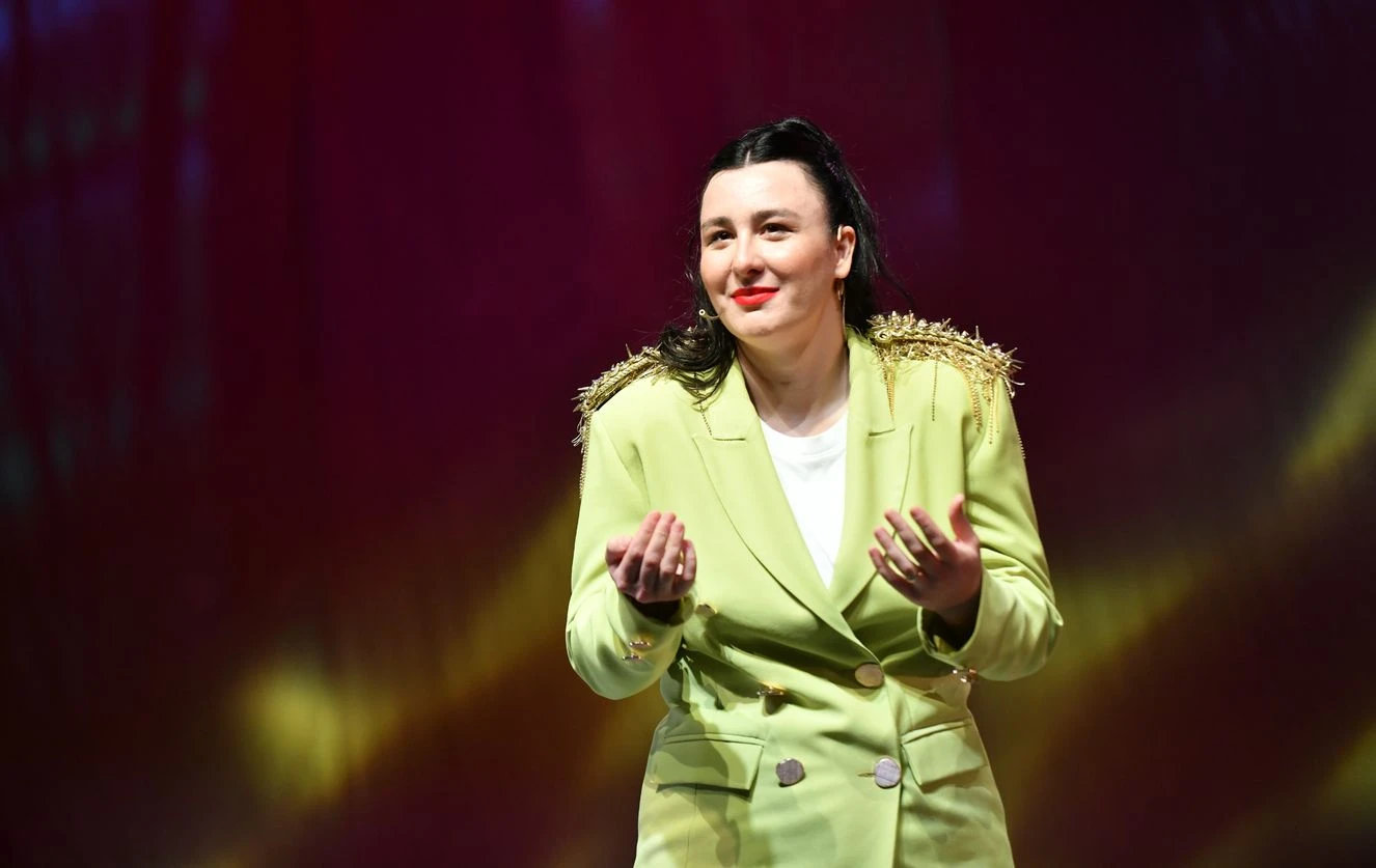 Yasemin Sakallıoğlu’ndan Altın Kelebek itirafı! Sahneye terapi alıp çıktım, konuşmamı tek bir isme bakarak yaptım 8 3195148 2321e843749ce3260934441dc683c623