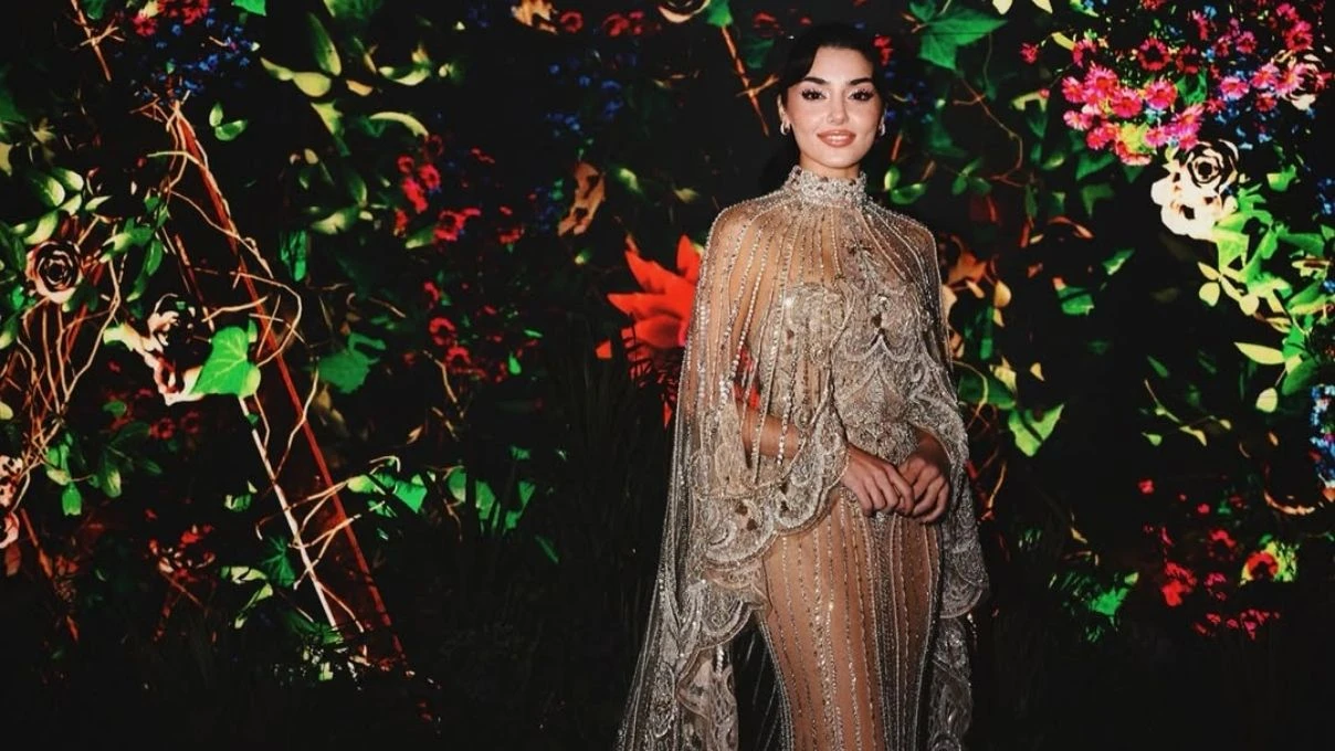 Hande Erçel, Suudi Arabistan’daki ödül töreninde Arapça konuştu! Olay sosyal medyada gündem oldu