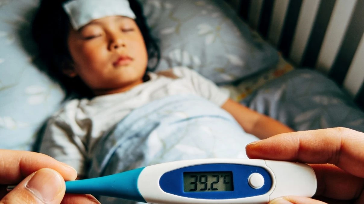 Okula giden çocuklar neden çok sık hastalanır? 2026 yılının kâbusu virüsler