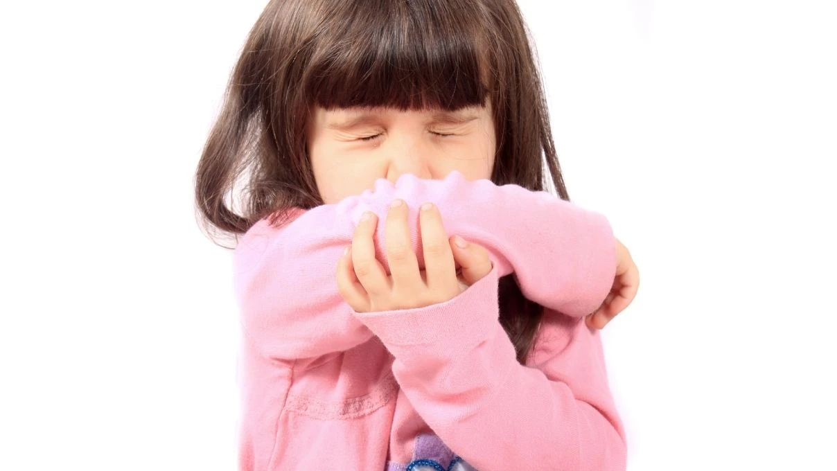 Okula giden çocuklar neden çok sık hastalanır? 2026 yılının kâbusu virüsler