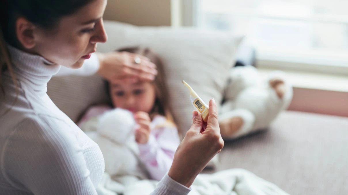 Okula giden çocuklar neden çok sık hastalanır? 2026 yılının kâbusu virüsler