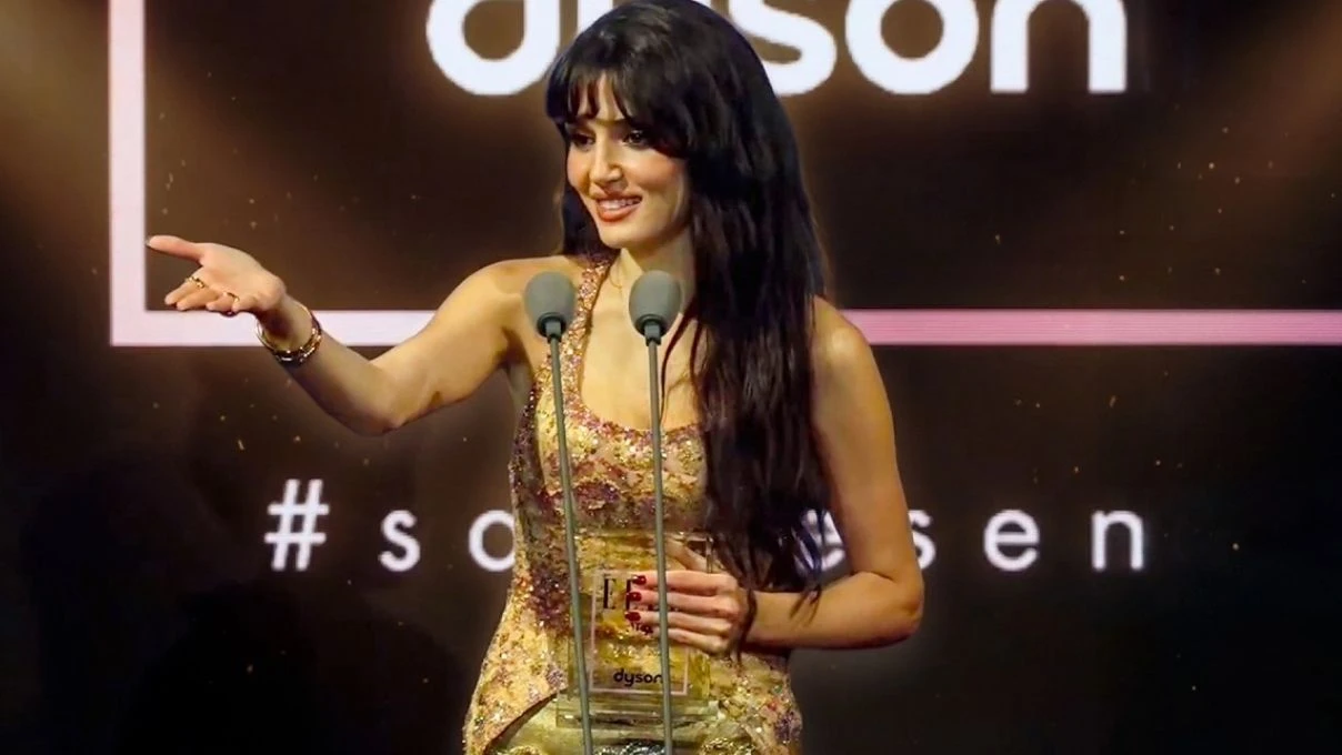 Hande Erçel’in Elle Style Awards 2026 konuşması duygulandırdı! Serenay Sarıkaya’nın tepkisi gündem oldu