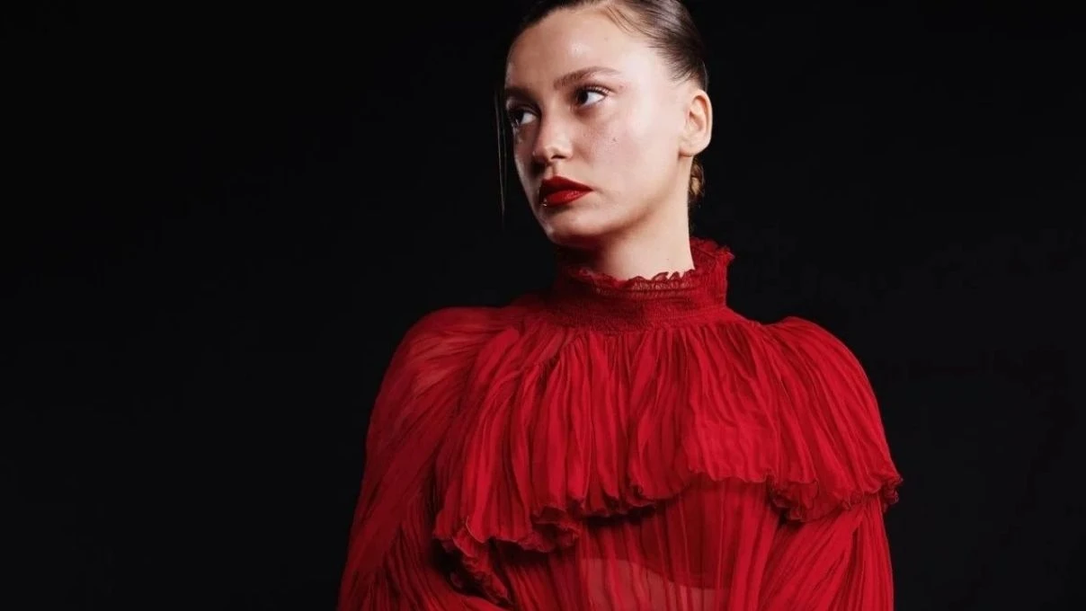 Hande Erçel’in Elle Style Awards 2026 konuşması duygulandırdı! Serenay Sarıkaya’nın tepkisi gündem oldu