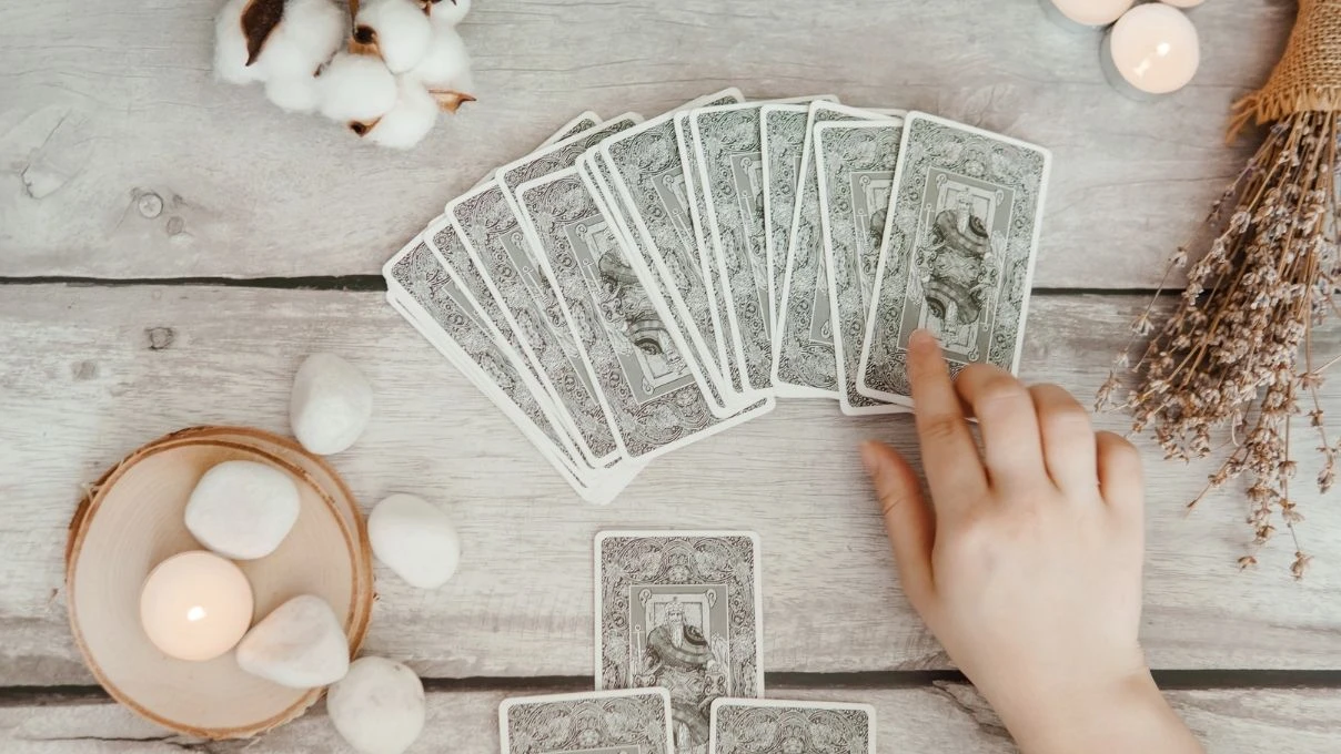 Günlük tarot kart açılımı 17 Ocak 2026! Risk alırken düşünme payınızı bir kenara atmayın