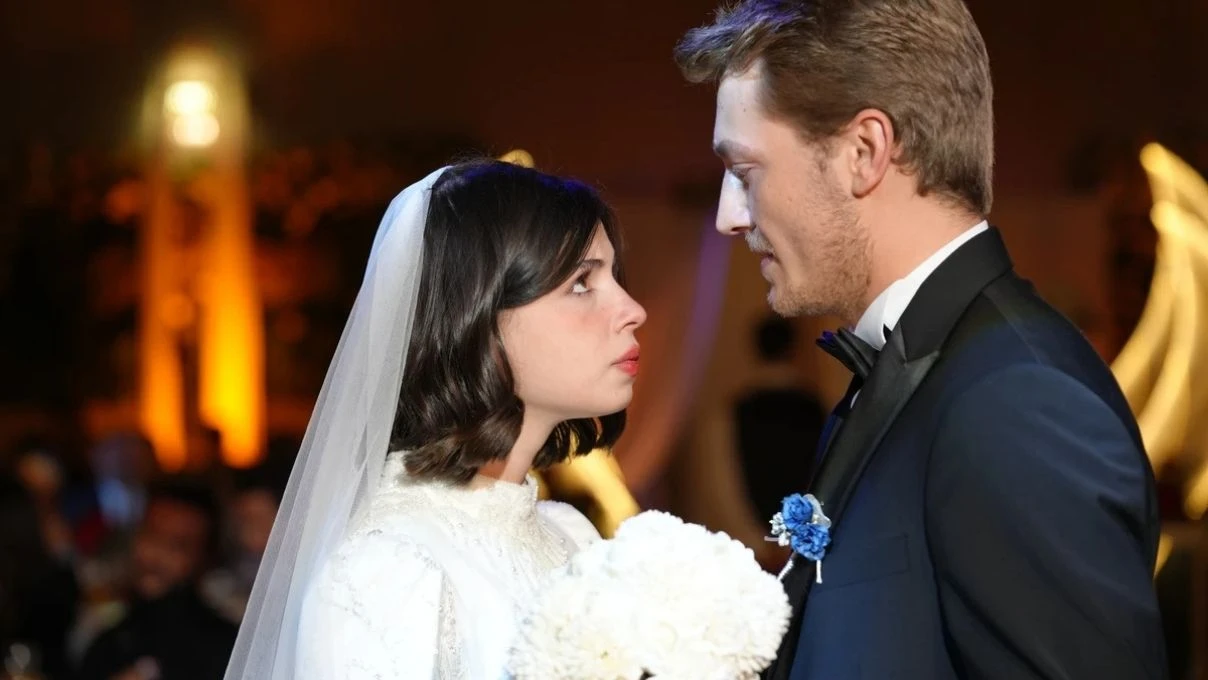 Reyting yarışında zirvede büyük değişiklik! Kızılcık Şerbeti, Taşacak Bu Deniz’in liderliğini elinden alıyor