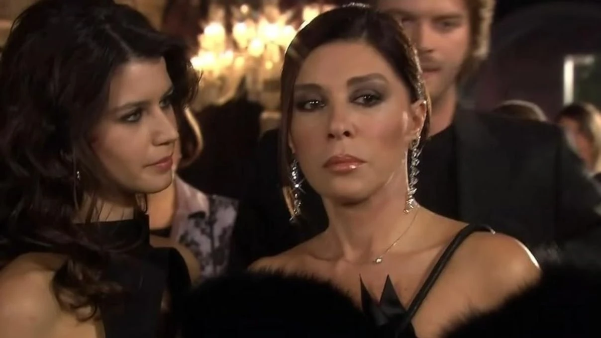 Nebahat Çehre’ den yıllar sonra gelen Aşk-ı Memnu itirafı! Bakın Beren Saat’le nasıl hazırlanıyorlarmış 9 Nebahat Çehre’ den yıllar sonra gelen Aşk-ı Memnu itirafı! Bakın Beren Saat’le nasıl hazırlanıyorlarmış