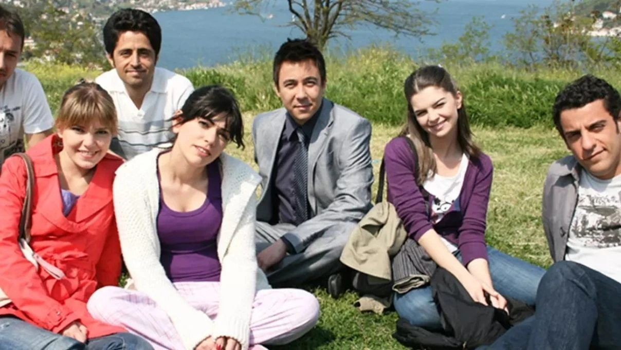 Kavak Yelleri diziyle ekranlara gelmişlerdi! Fenomen dizinin oyuncuları şimdiki halleriyle dikkat çekiyor 4 Kavak Yelleri diziyle ekranlara gelmişlerdi! Fenomen dizinin oyuncuları şimdiki halleriyle dikkat çekiyor