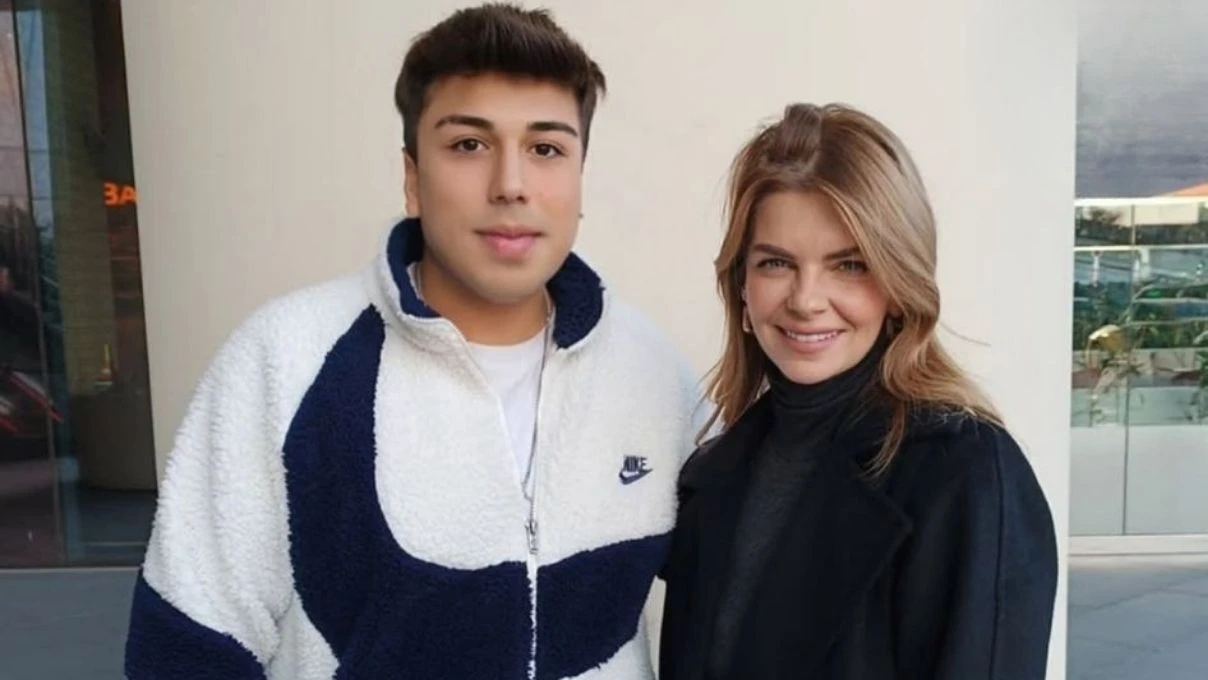 Kavak Yelleri diziyle ekranlara gelmişlerdi! Fenomen dizinin oyuncuları şimdiki halleriyle dikkat çekiyor 6 Kavak Yelleri diziyle ekranlara gelmişlerdi! Fenomen dizinin oyuncuları şimdiki halleriyle dikkat çekiyor