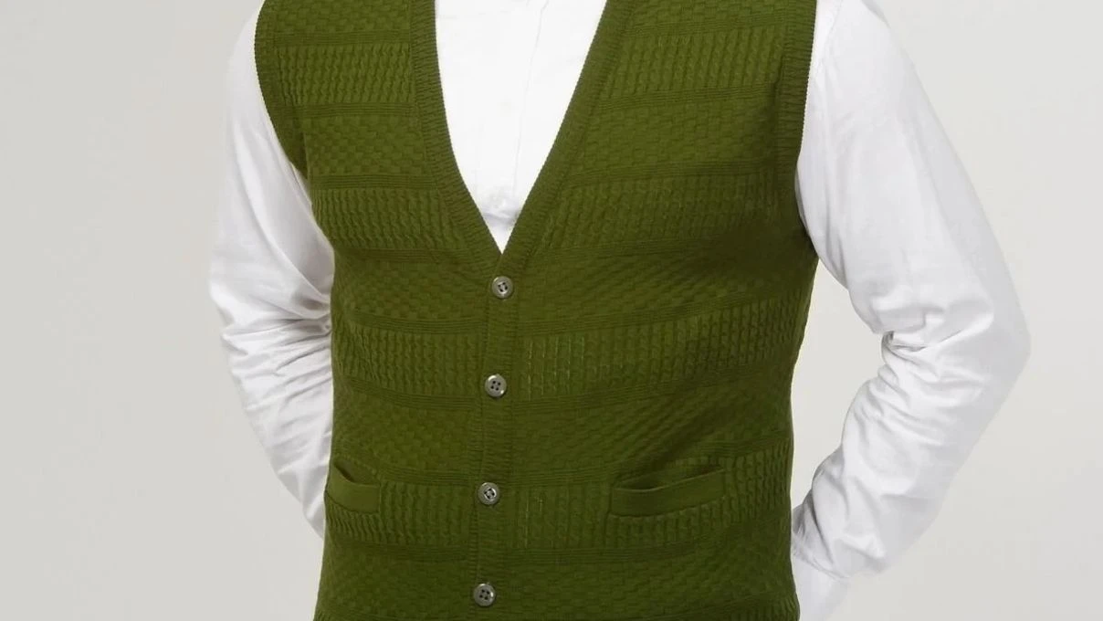 Üşütmeyen sırtınızı sıcacık tutacak örgü erkek yelek modelleri 2026!