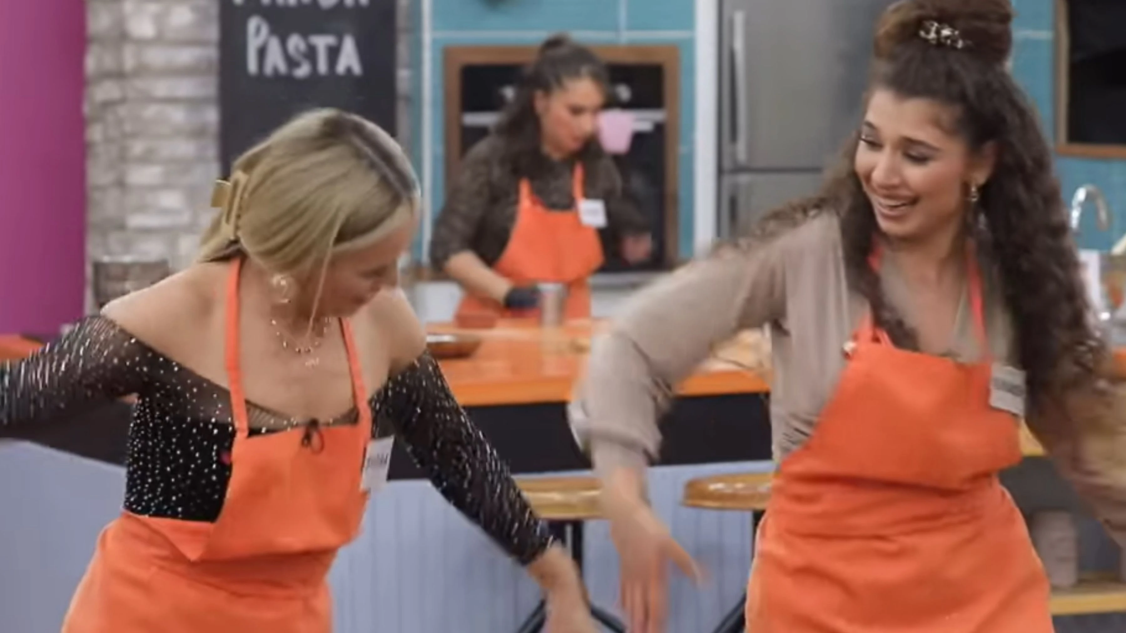 Gelinim Mutfakta'da Alime'nin düğün görüntüleri! Tuğba ve Miyase'nin dansı ortalığı salladı