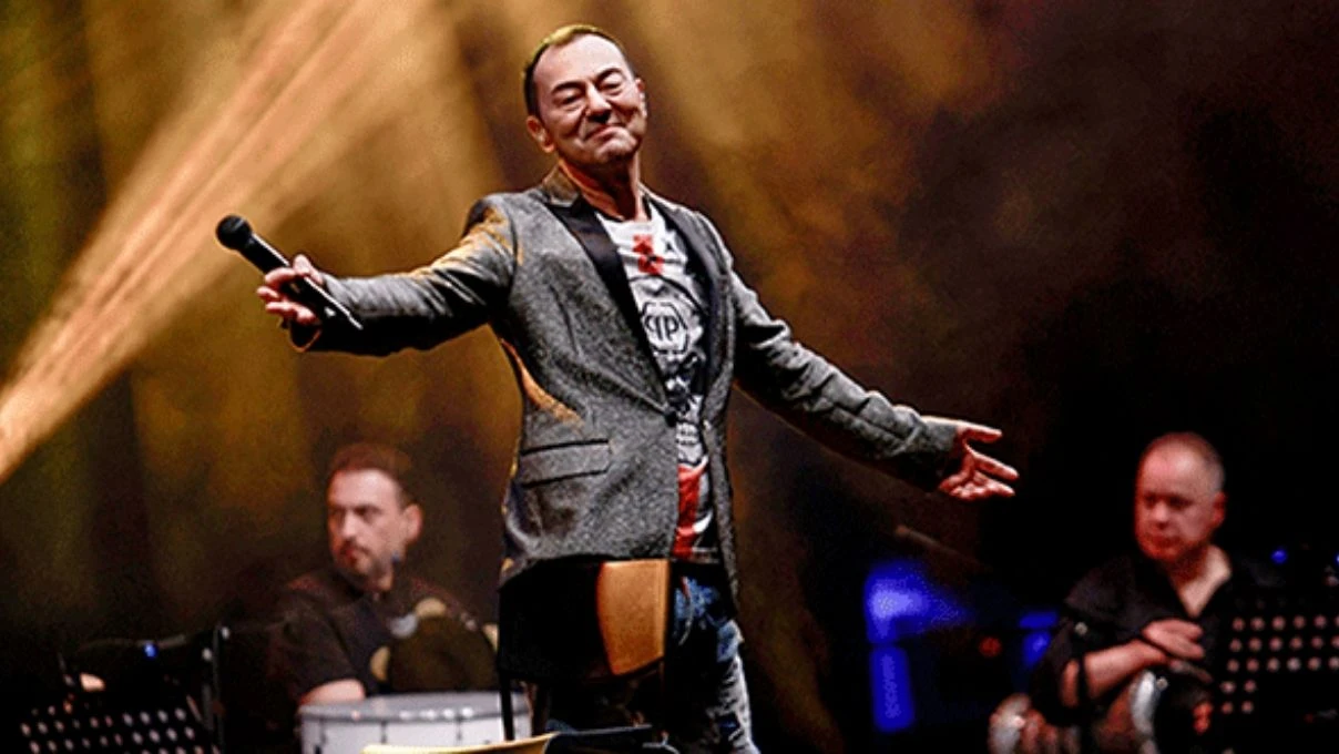 Serdar Ortaç sahnede yere düştü! Serdar Ortaç’ın sağlık durumu 6 Adsiz tasarim 14 12