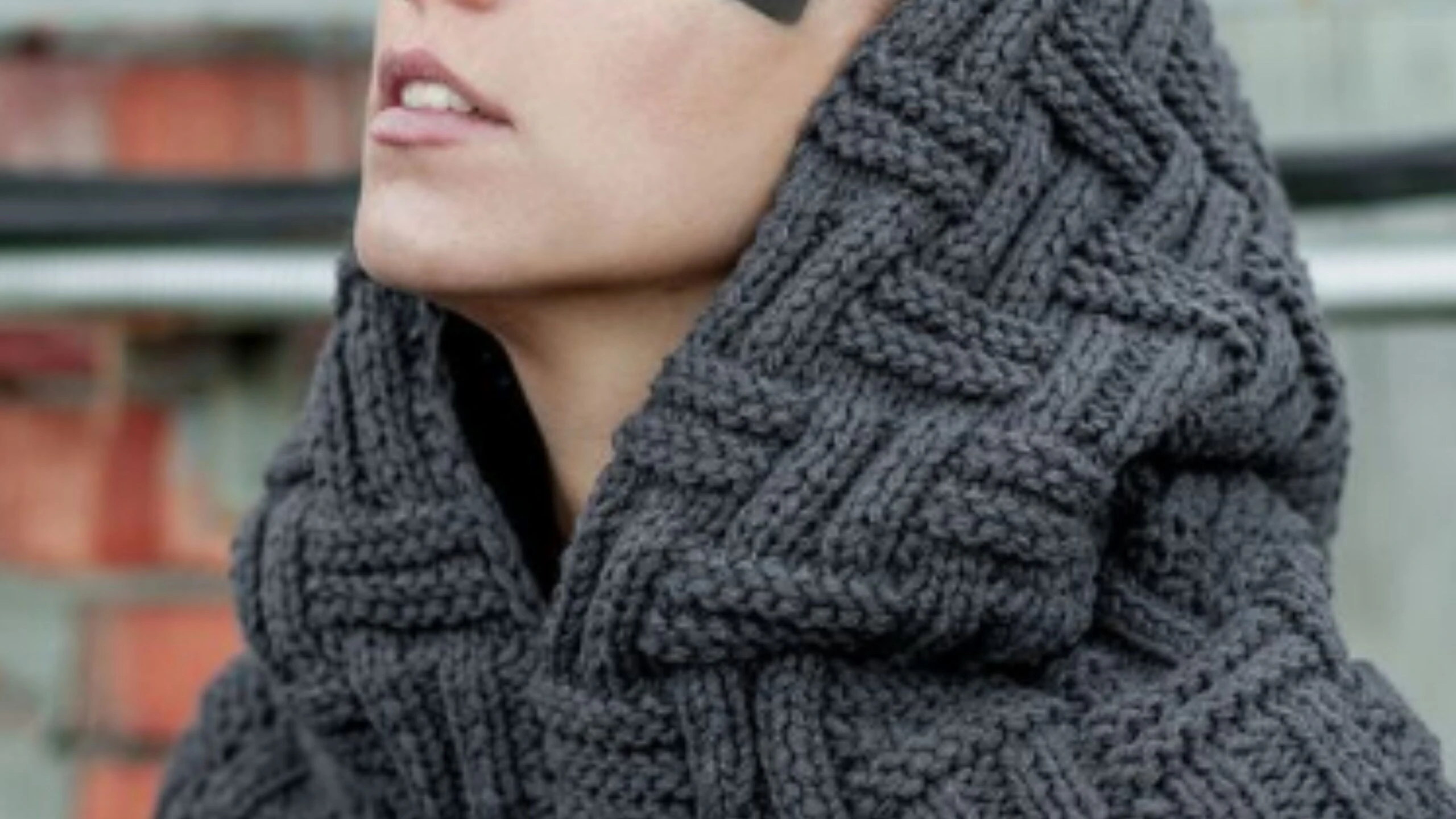 Kapüşonlu atkı modelleri 2026! Hem başınızı hem boynunuzu sıcacık tutacak 4 Adsiz tasarim 50 scaled