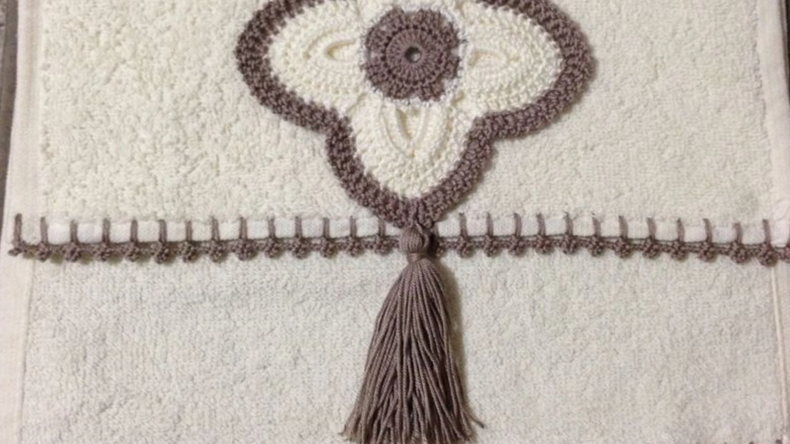 Çeyiz sandıklarının yeni gözdesi! Kalın iple örülen havlu kenarları 6 Adsiz tasarim 69 scaled