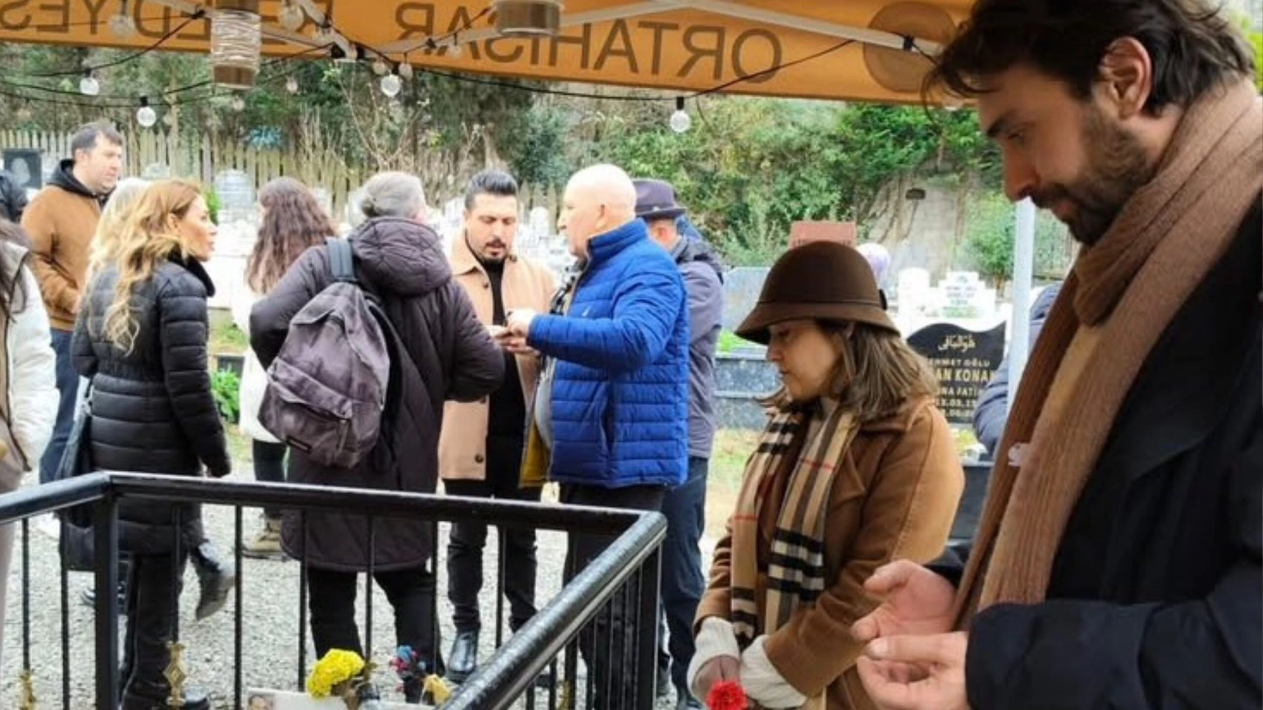 Taşacak Bu Deniz’in Adil’i Ulaş Tuna Astepe’den Volkan Konak’ın kabrinde duygulandıran vefa! Sözleri yürek burktu 5 Adsiz tasarim 70 1 scaled