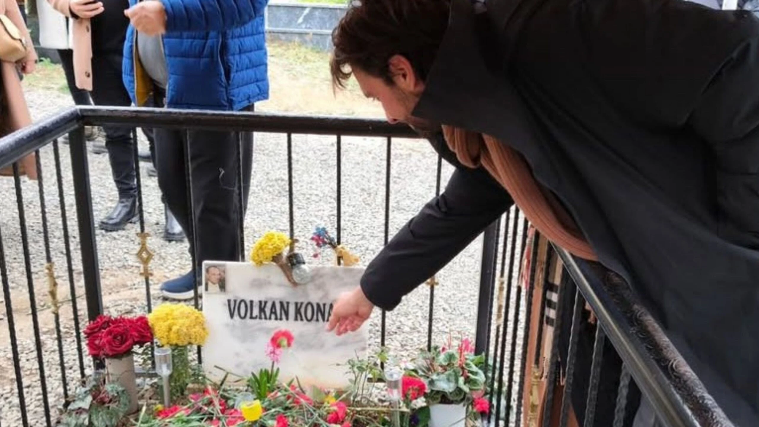 Taşacak Bu Deniz’in Adil’i Ulaş Tuna Astepe’den Volkan Konak’ın kabrinde duygulandıran vefa! Sözleri yürek burktu 7 Adsiz tasarim 72 1 scaled