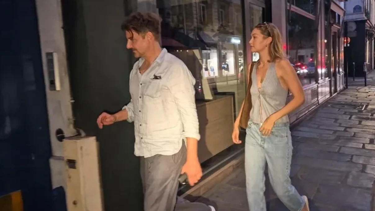 Gigi Hadid 2026’ya imaj değişikliğiyle girdi! Sarı saçlara veda, siyah mini bob gündem oldu 8 Asli 2026 01 09T161952.915