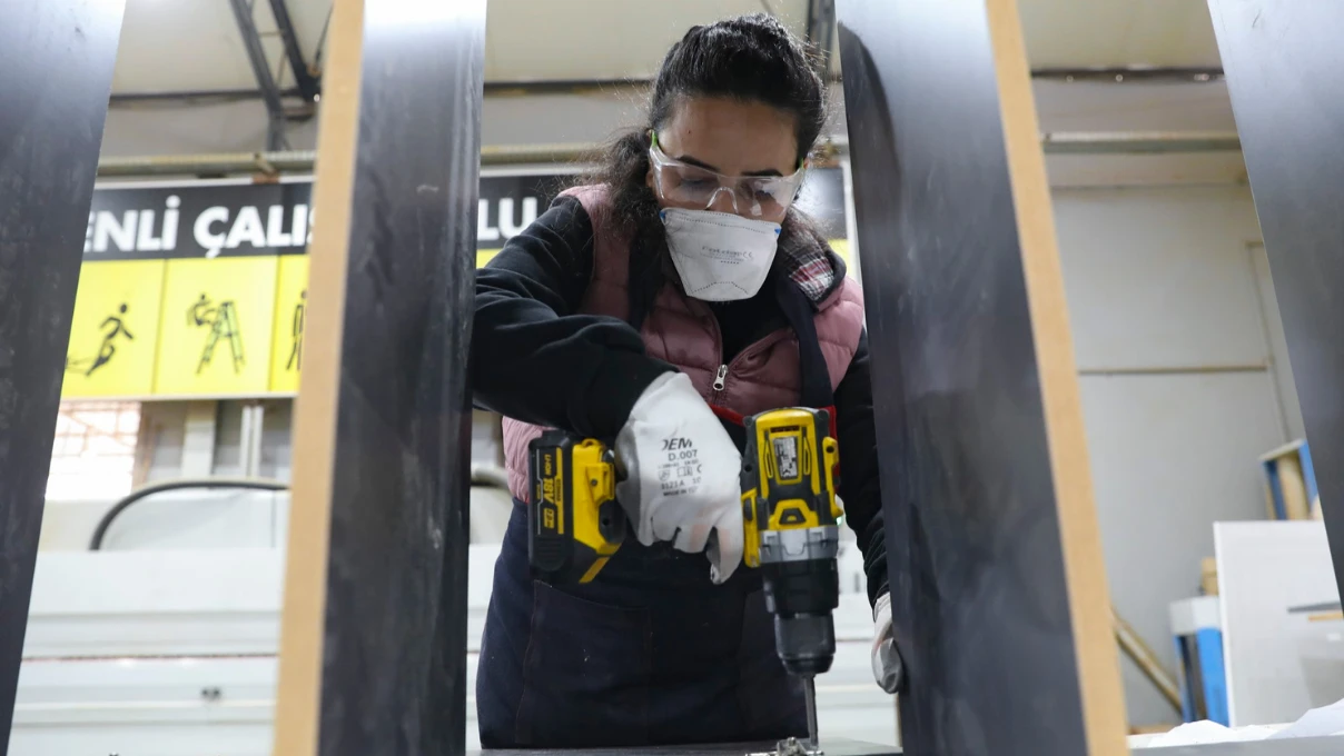 Mersin'de kadınlardan mobilya imalat ve montaj kursuna yoğun ilgi 7 Asli 2026 01 13T152417.058