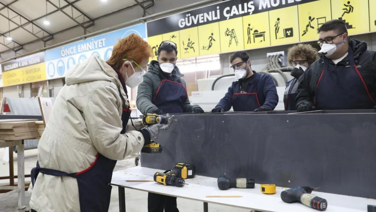 Mersin'de kadınlardan mobilya imalat ve montaj kursuna yoğun ilgi 4 Asli 2026 01 13T152509.955