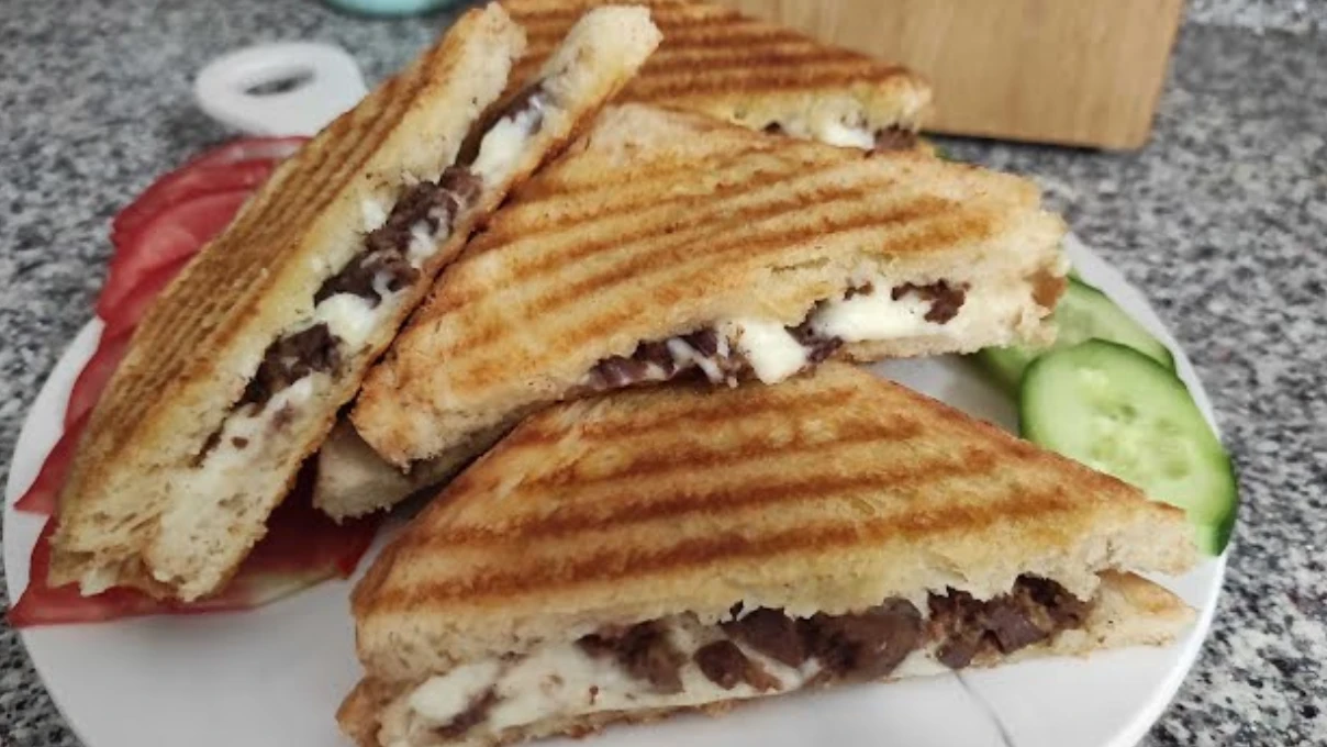 Çıtır çıtır lezzetli kavurmalı kaşarlı tost tarifi! Ustalardan alınan sır 6 Asli 2026 01 23T165859.071