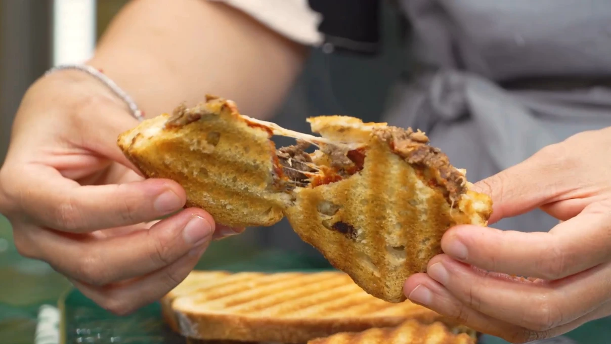 Çıtır çıtır lezzetli kavurmalı kaşarlı tost tarifi! Ustalardan alınan sır 5 Asli 2026 01 23T165912.197