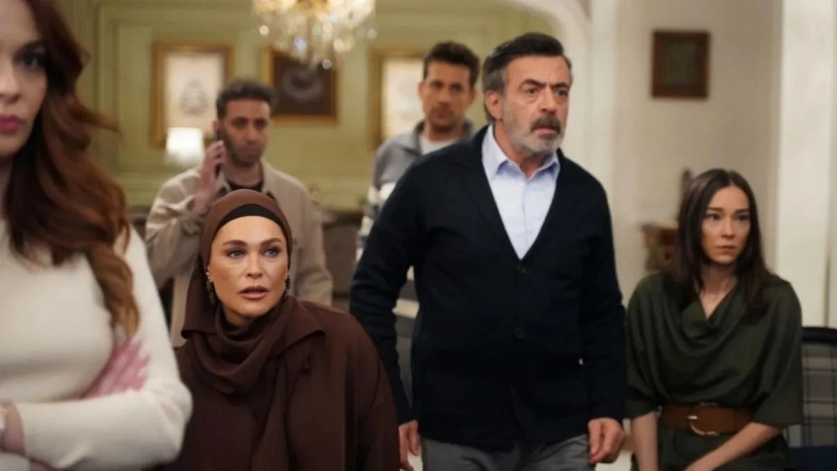 Aynı Yağmurun Altında dizisi Kızılcık Şerbeti ve Taşacak Bu Deniz dizilerine benzetildi! Seyirciden tepkiler peş peşe geldi