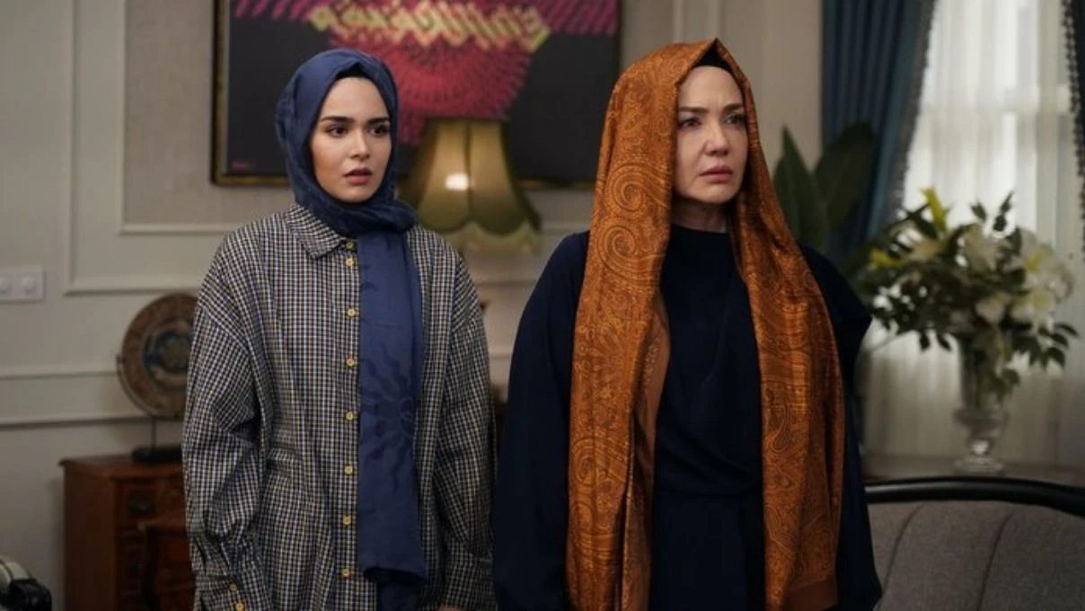 Aynı Yağmurun Altında dizisi Kızılcık Şerbeti ve Taşacak Bu Deniz dizilerine benzetildi! Seyirciden tepkiler peş peşe geldi