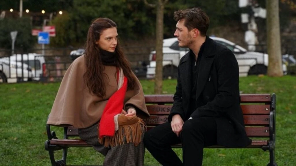 Aynı Yağmurun Altında dizisi Kızılcık Şerbeti ve Taşacak Bu Deniz dizilerine benzetildi! Seyirciden tepkiler peş peşe geldi