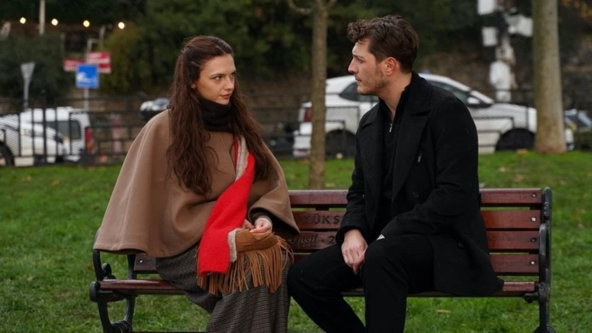 Aynı Yağmurun Altında dizisi Kızılcık Şerbeti ve Taşacak Bu Deniz dizilerine benzetildi! Seyirciden tepkiler peş peşe geldi