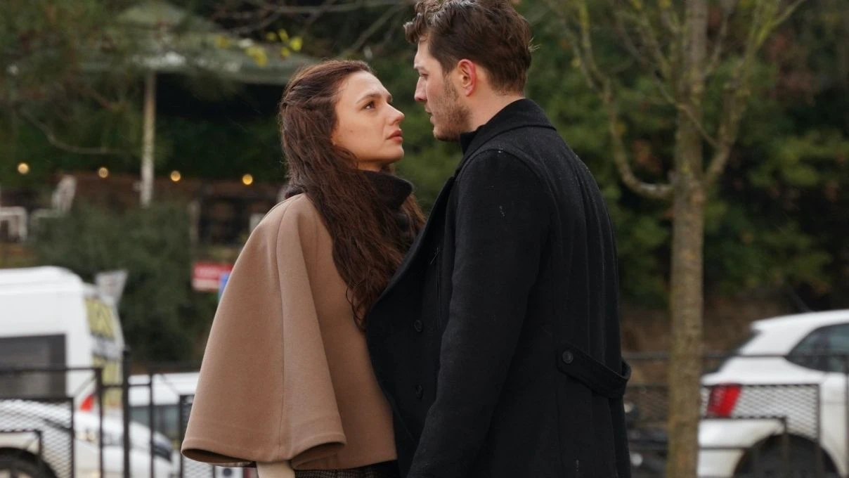 Aynı Yağmurun Altında dizisi Kızılcık Şerbeti ve Taşacak Bu Deniz dizilerine benzetildi! Seyirciden tepkiler peş peşe geldi